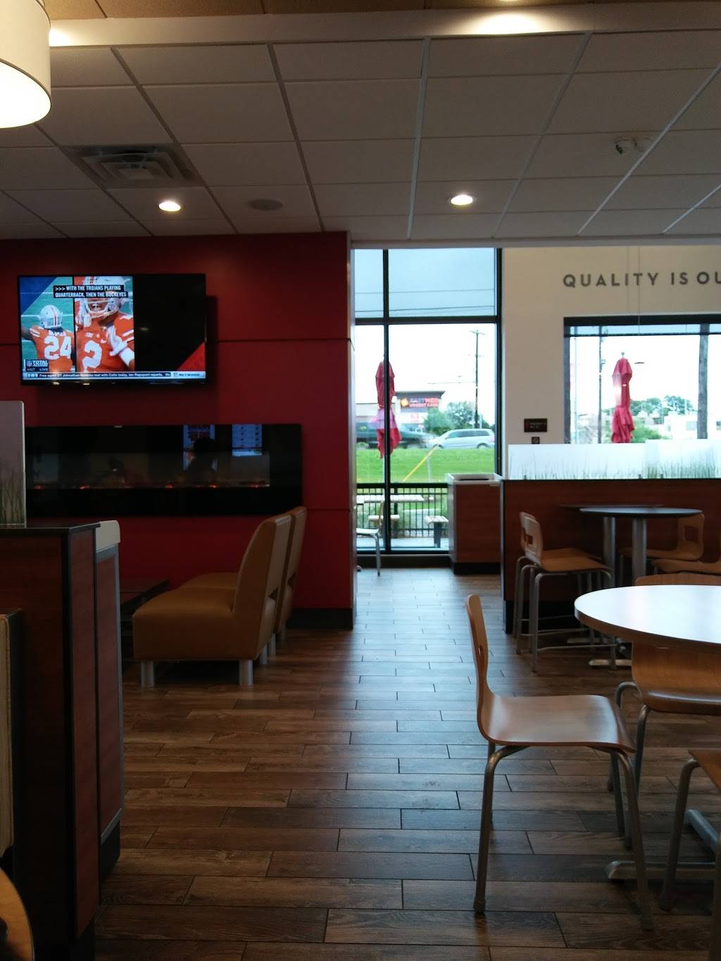 Wendys | restaurant | 9307 Potranco Rd, San Antonio, TX 78251, USA | 2106477818 OR +1 210-647-7818