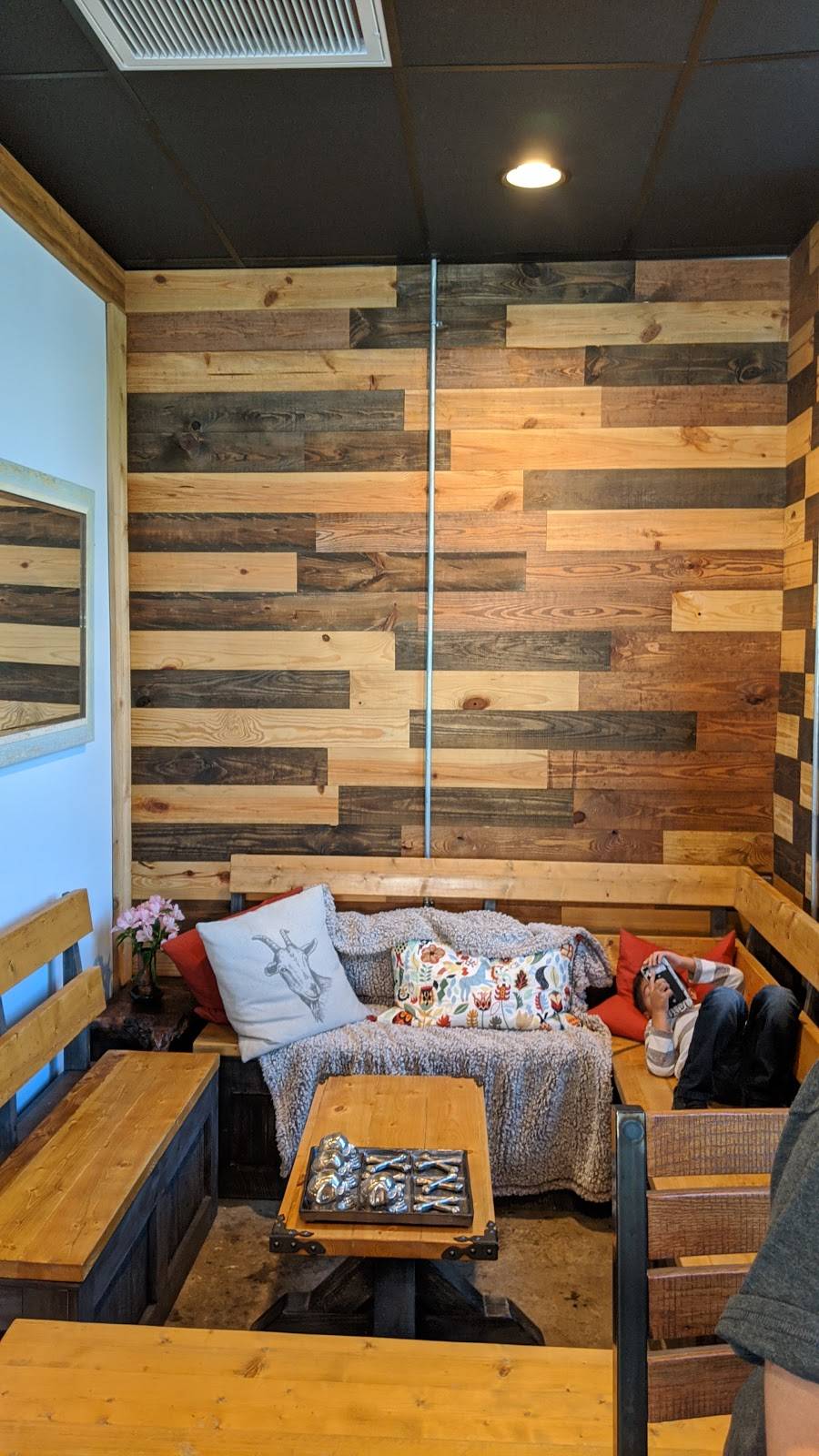 Roots Tap Room & Wine Bar | restaurant | 101 S Evers St, Plant City, FL 33563, USA | 8137565400 OR +1 813-756-5400