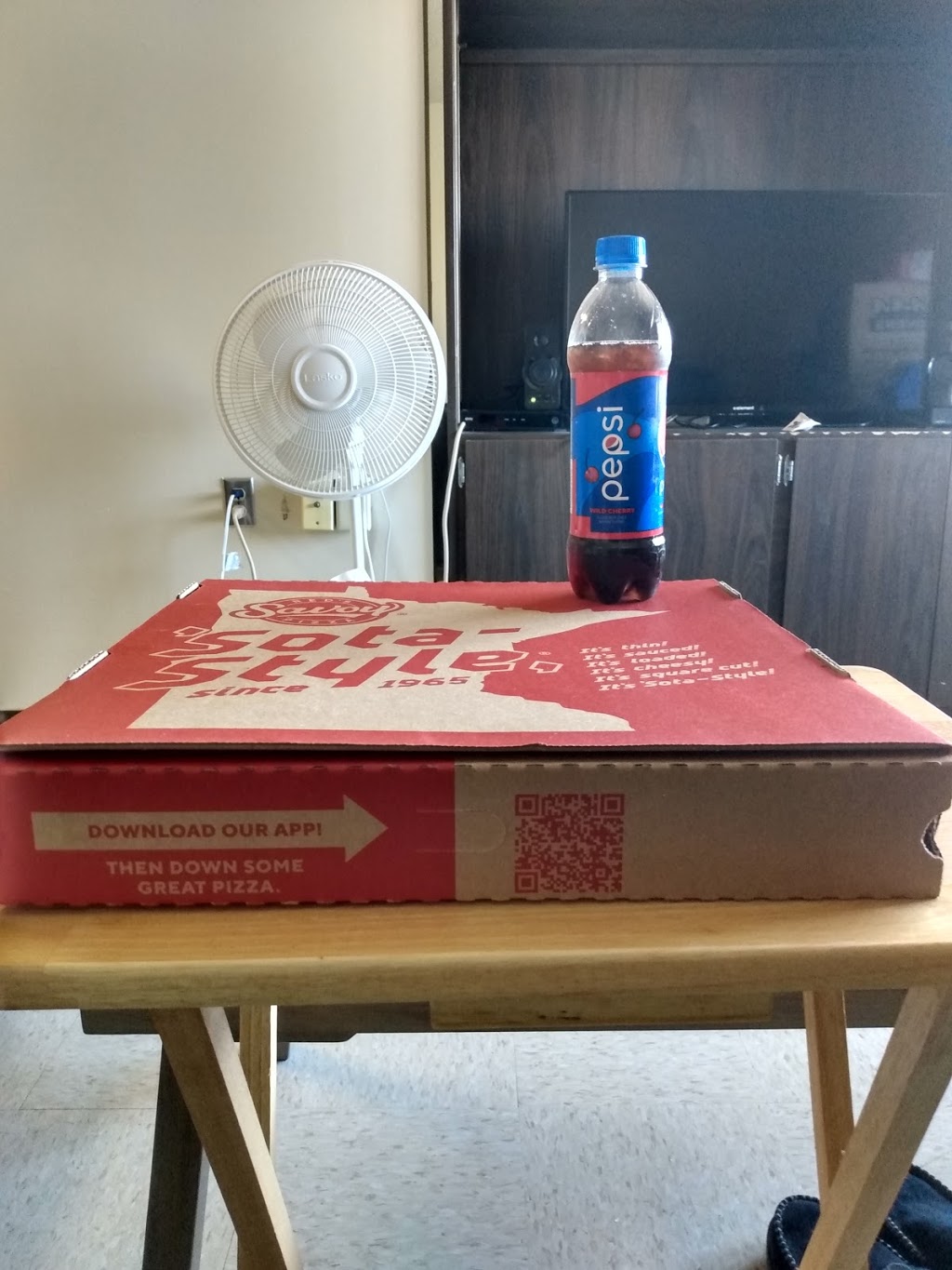 Reds Savoy Pizza | restaurant | 400 Wabasha St N, St Paul, MN 55102, USA | 6517973774 OR +1 651-797-3774