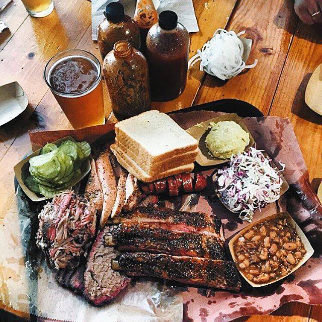2M Smokehouse | restaurant | 2731 S WW White Rd, San Antonio, TX 78222, USA | 2108859352 OR +1 210-885-9352