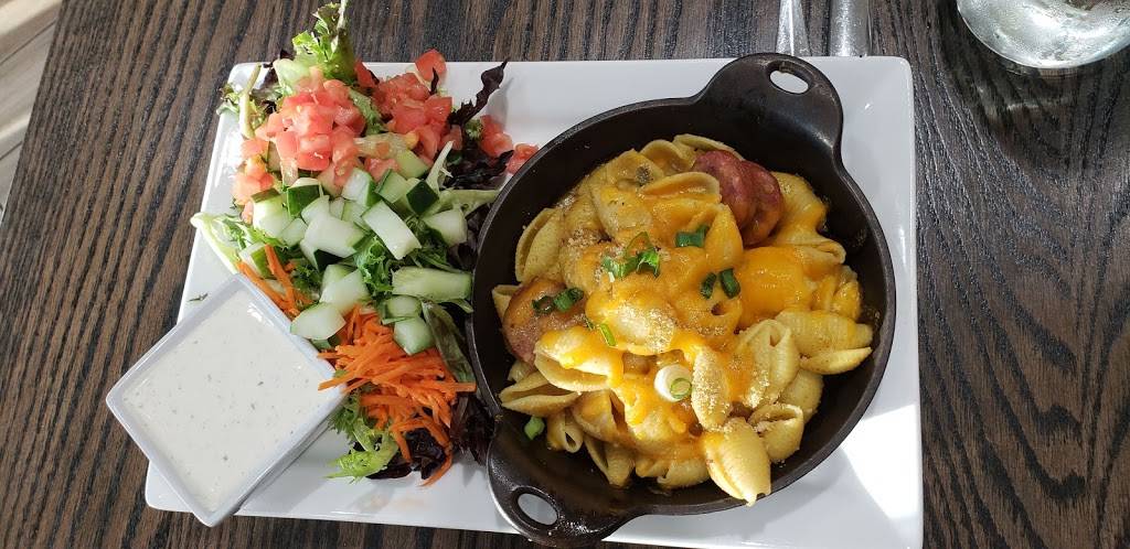 Aviators Sports Bar & Bar-B-Que | restaurant | 8500 Peña Blvd, Denver, CO 80249, USA | 3033426865 OR +1 303-342-6865