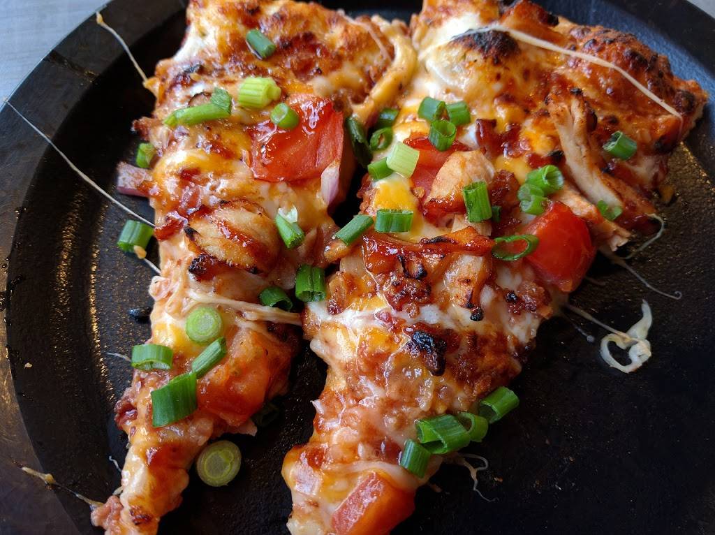 Round Table Pizza | meal delivery | 13771 Newport Ave, Tustin, CA 92780, USA | 7148382242 OR +1 714-838-2242