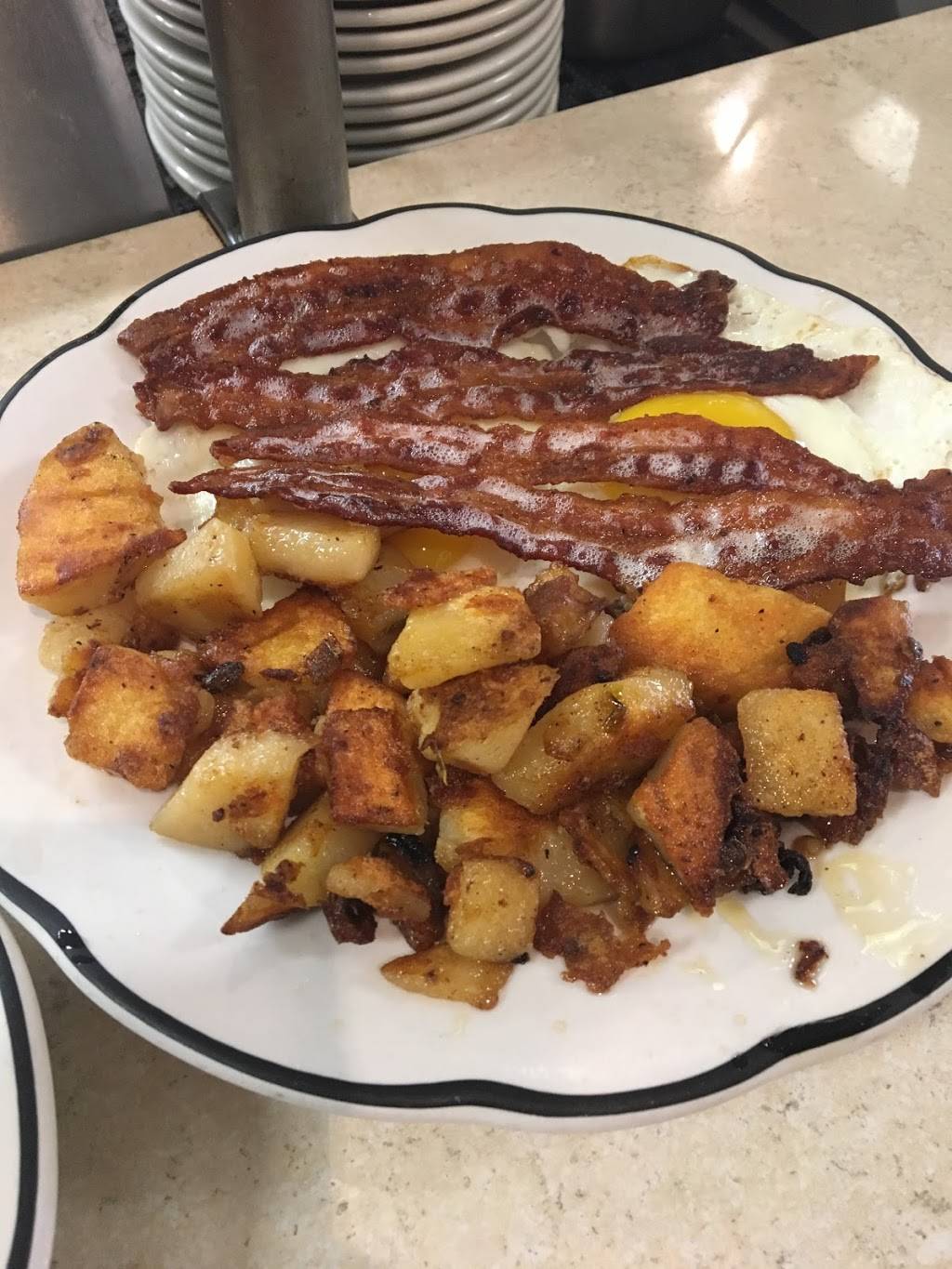 Chateau coffee shop | restaurant | 1 Station Plaza, Woodmere, NY 11598, USA | 5163740310 OR +1 516-374-0310