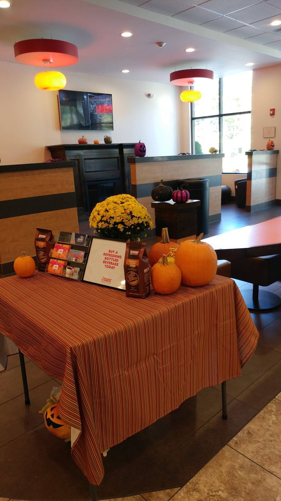 Dunkin | bakery | 43 Range Rd, Windham, NH 03087, USA | 6034587281 OR +1 603-458-7281