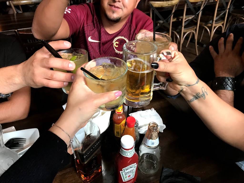 Hectors On Broadway | restaurant | 409 N Broadway, Santa Ana, CA 92701, USA | 7142859896 OR +1 714-285-9896