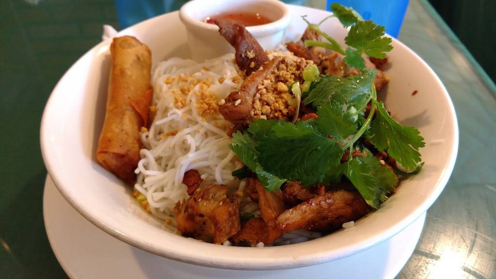 Pho Chau | restaurant | 1640 W Mockingbird Ln, Dallas, TX 75235, USA | 2146789600 OR +1 214-678-9600