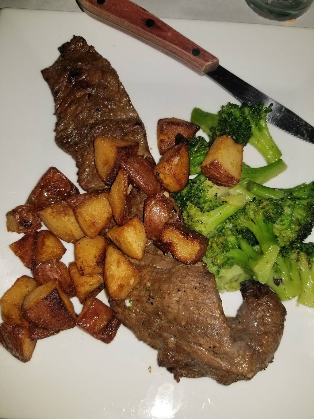 Me & Tommys Restaurant & Bar | restaurant | 4 Essex St, Belleville, NJ 07109, USA | 9733027408 OR +1 973-302-7408