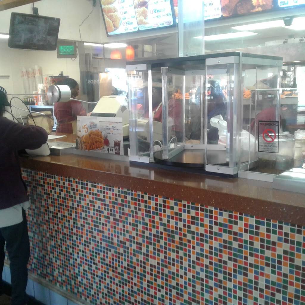 Popeyes Louisiana Kitchen | restaurant | 12910 Buckeye Rd, Cleveland, OH 44120, USA | 2162830770 OR +1 216-283-0770