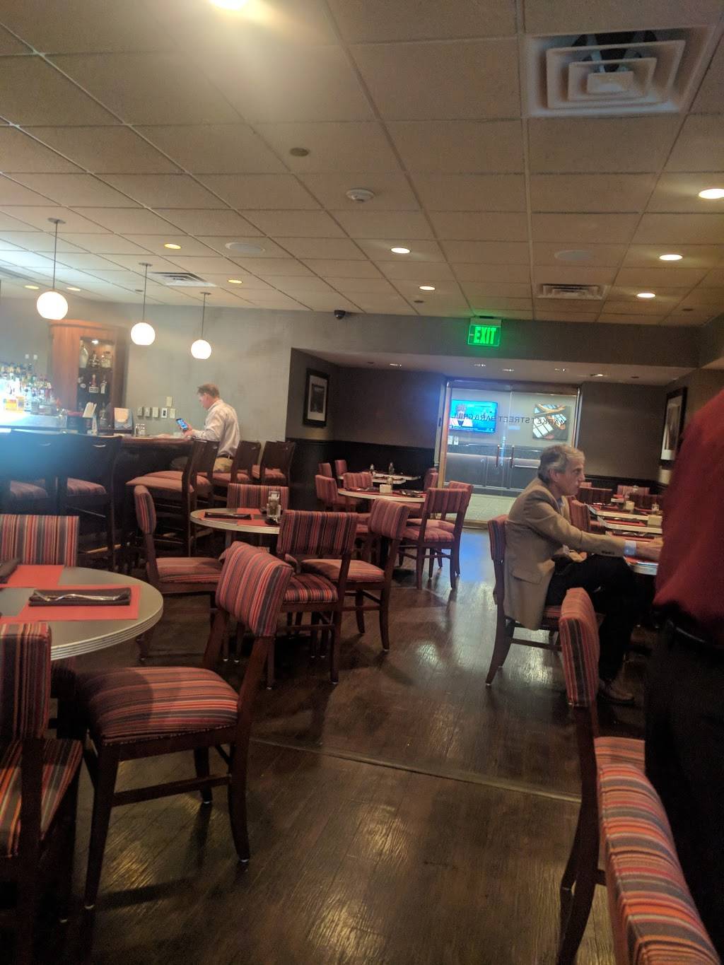 Market Street Bar & Grill | restaurant | 1 Gateway Ctr, Newark, NJ 07102, USA | 9736225000 OR +1 973-622-5000