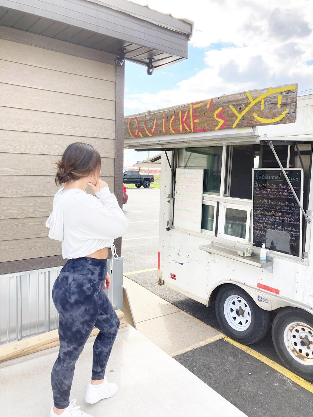 Headquarters Muscatine | restaurant | 2108 Grandview Ave, Muscatine, IA 52761, USA | 5632617003 OR +1 563-261-7003