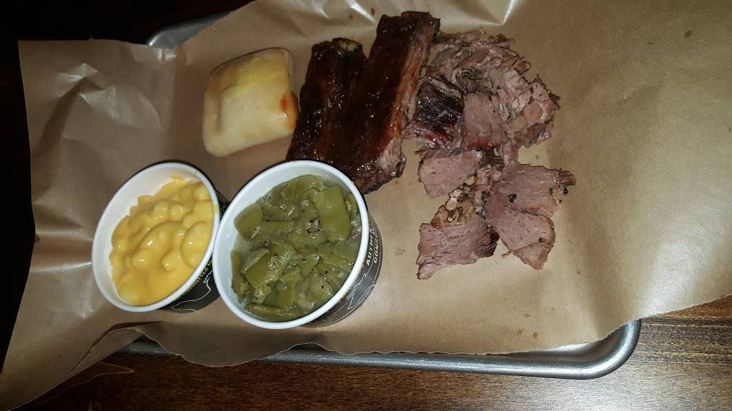 Dickeys Barbecue Pit | restaurant | 3500 Washtenaw Ave Ste E1, Ann Arbor, MI 48104, USA | 7342630436 OR +1 734-263-0436