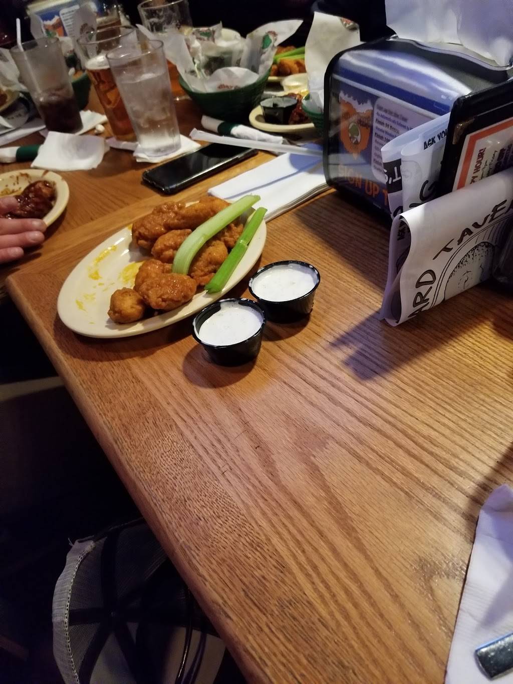 Winking Lizard Tavern | restaurant | 5710 Fulton Dr NW, Canton, OH 44718, USA | 3304971133 OR +1 330-497-1133