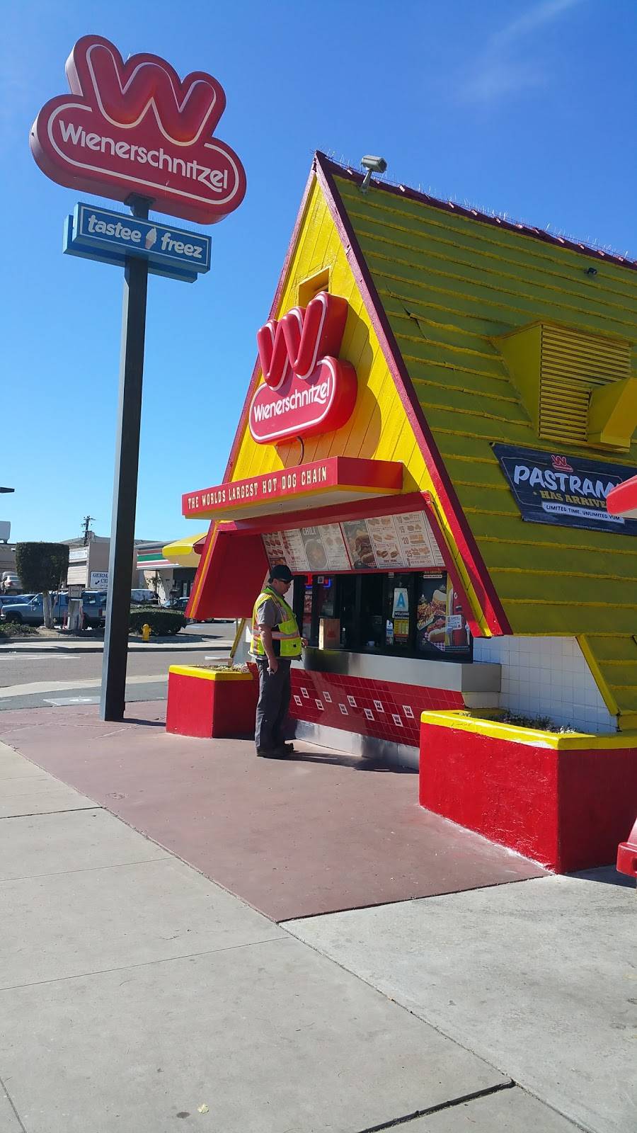 Wienerschnitzel | restaurant | 1852 Rosecrans St, San Diego, CA 92106, USA | 6192241197 OR +1 619-224-1197