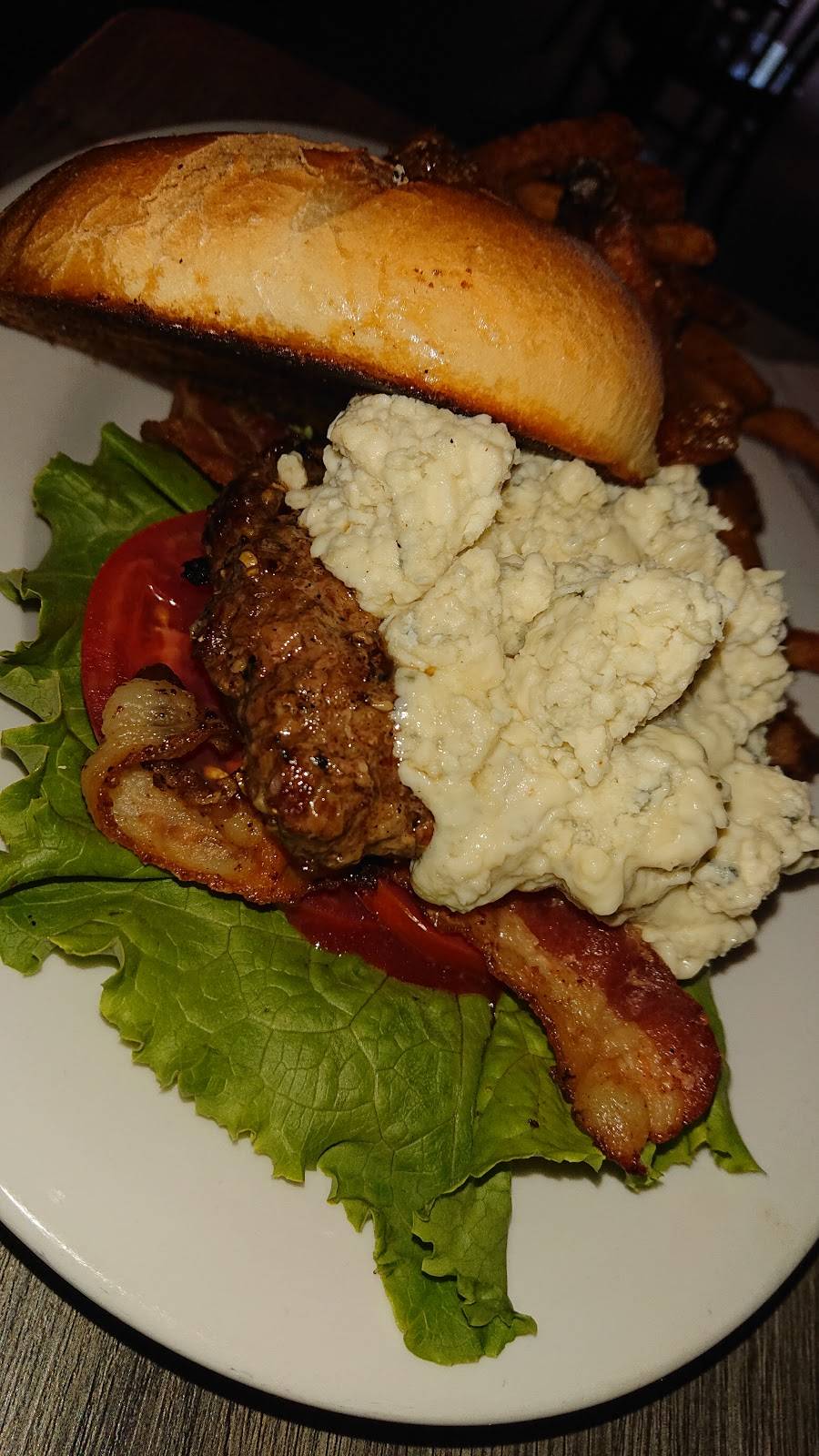 Poes Pub | restaurant | 2706 E Main St, Richmond, VA 23223, USA | 8046482120 OR +1 804-648-2120