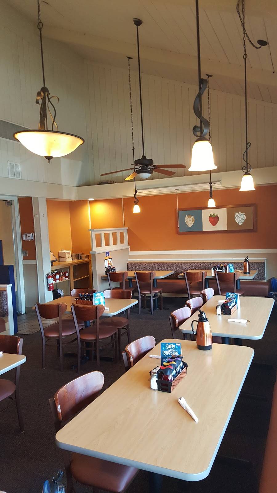 IHOP | restaurant | 1001 17th St, Santa Ana, CA 92701, USA | 7149537515 OR +1 714-953-7515