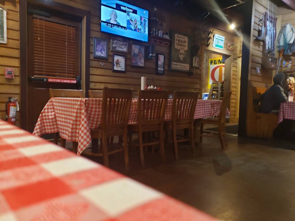 Famous Daves Bar-B-Que | restaurant | 5077 S 27th St, Greenfield, WI 53221, USA | 4147271940 OR +1 414-727-1940