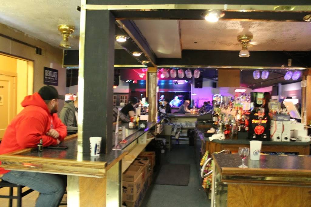 Cin Dees Place | restaurant | 232 W Smith Rd, Medina, OH 44256, USA | 3307226700 OR +1 330-722-6700