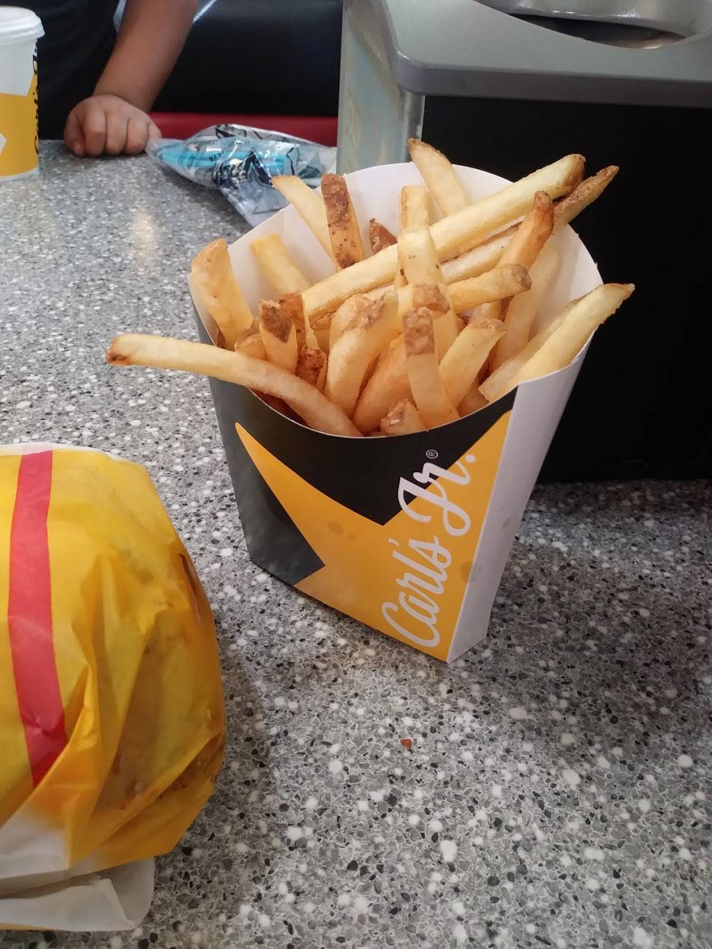 Carls Jr. | restaurant | 1305 Country Club Dr, Madera, CA 93638, USA | 5596749772 OR +1 559-674-9772