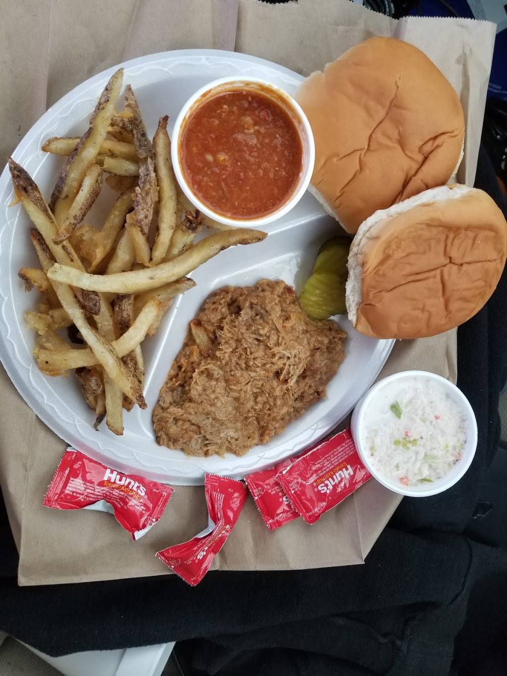 Tuckers Barbecue | restaurant | 4591 Broadway, Macon, GA 31206, USA | 4787889940 OR +1 478-788-9940