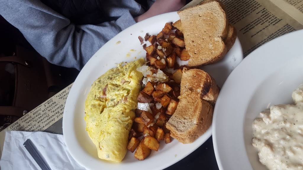 Moms Country Kitchen | restaurant | 81057 Main St, Memphis, MI 48041, USA | 8103922210 OR +1 810-392-2210