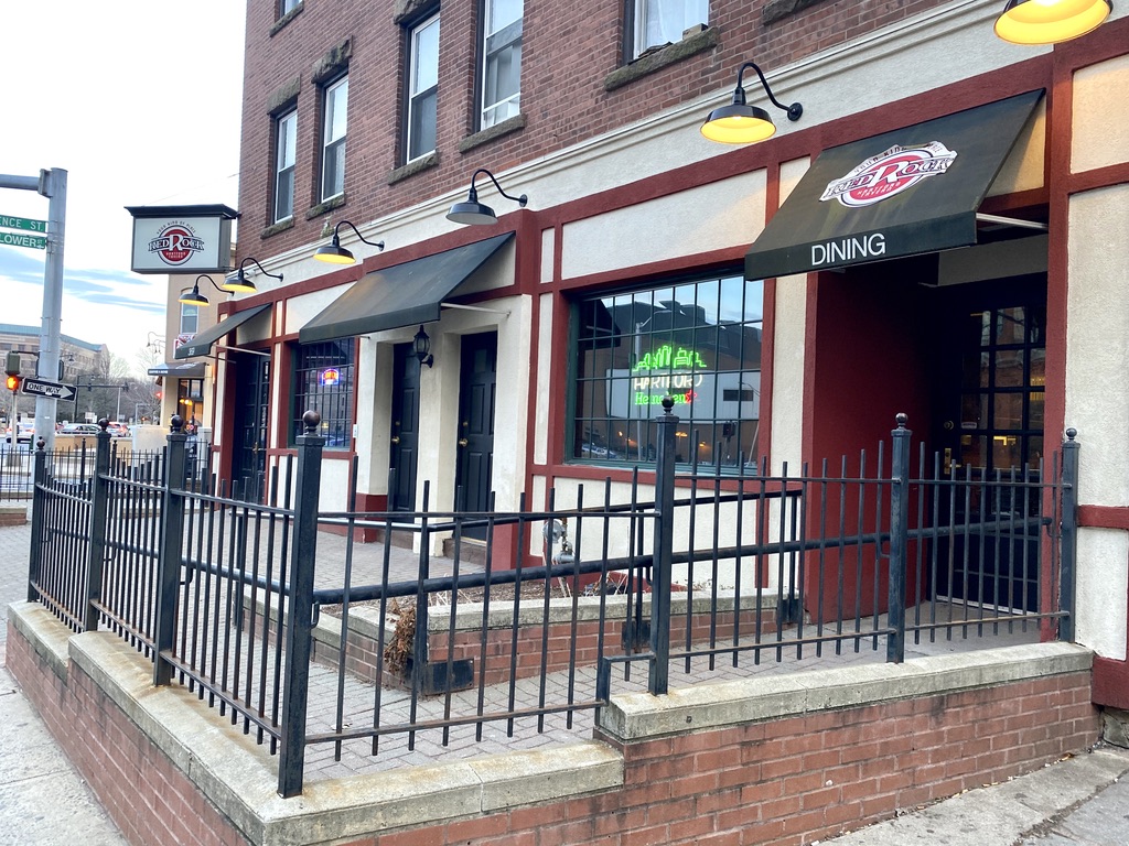 Red Rock Tavern | restaurant | 369 Capitol Ave, Hartford, CT 06106, USA | 8602464527 OR +1 860-246-4527