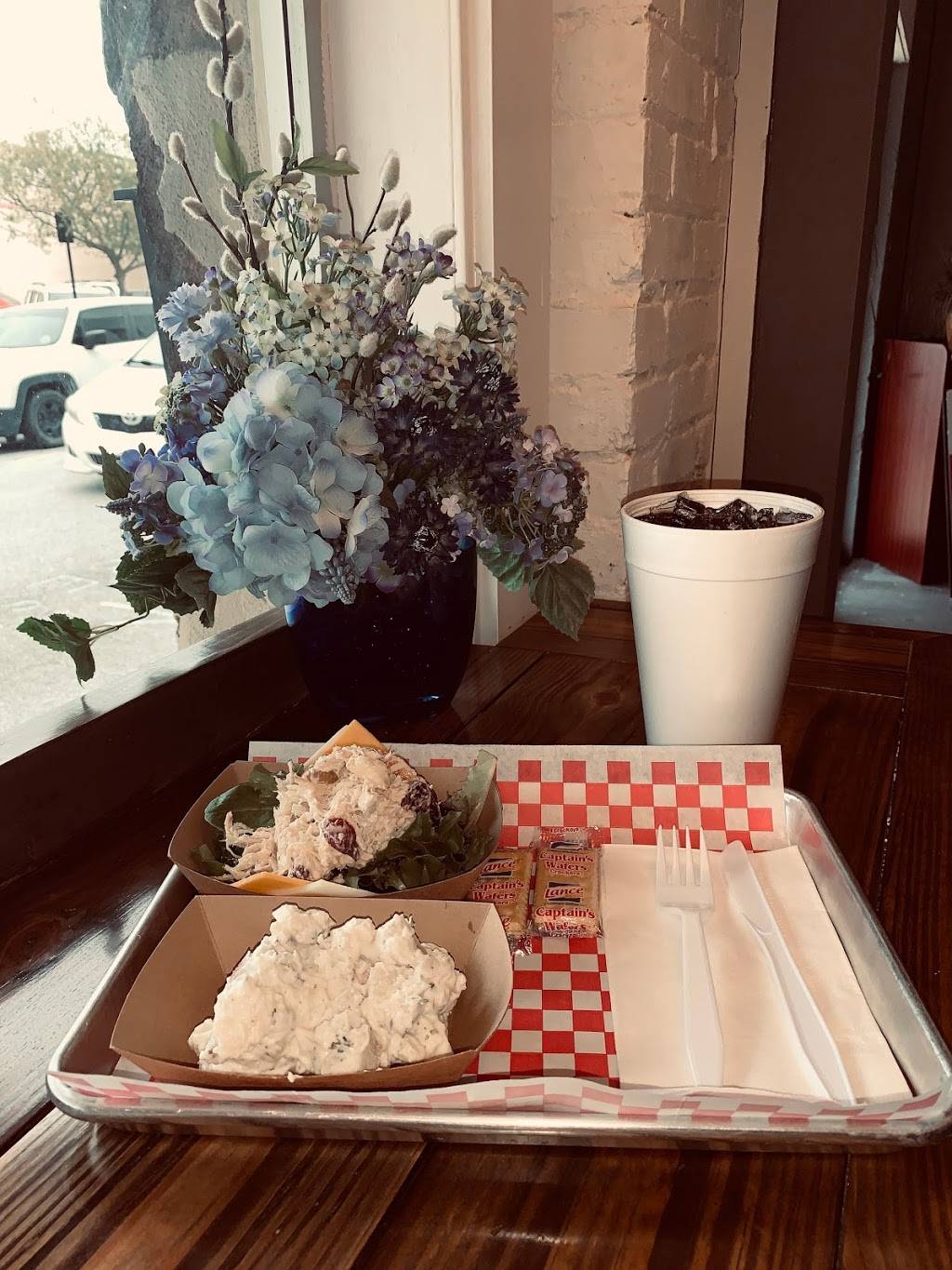 Ellens Café On 3RD | restaurant | 110 S 3rd St, Leesburg, FL 34748, USA | 3526301313 OR +1 352-630-1313