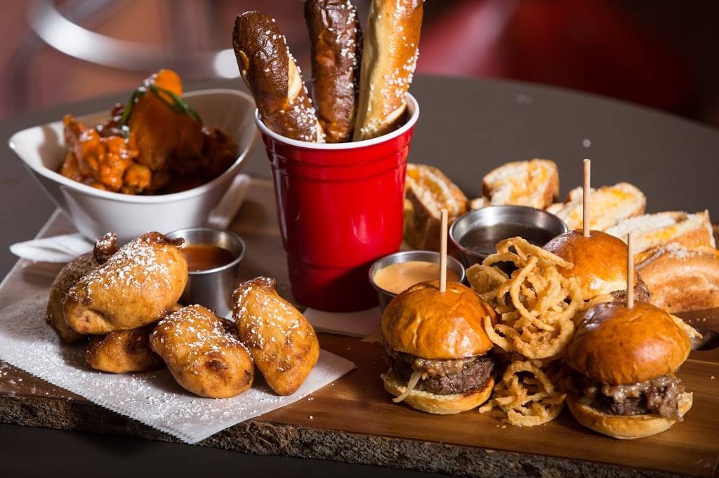 Woodies Flat | restaurant | 1535 N Wells St, Chicago, IL 60610, USA | 3126430093 OR +1 312-643-0093