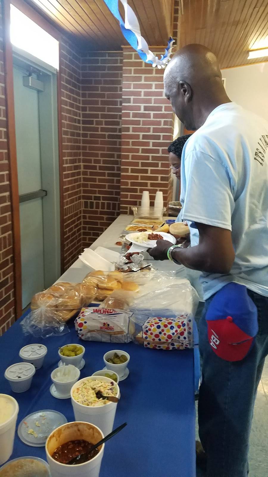 Hog Wild Pit Bar-B-Q | restaurant | 1200 Rock Rd, Wichita, KS 67207, USA | 3166187227 OR +1 316-618-7227