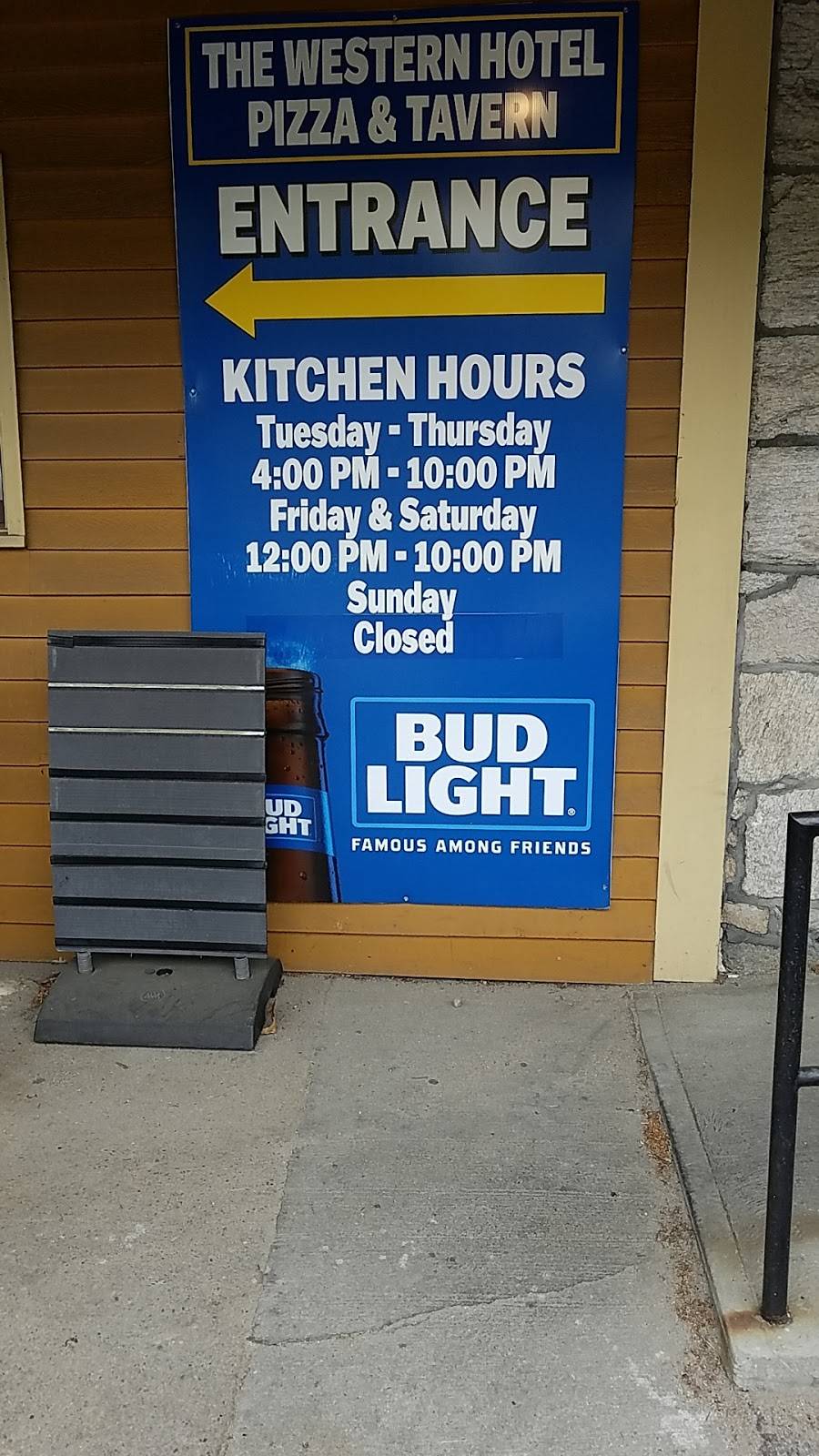 Western Hotel & Pizza | restaurant | 610 Douglas Turnpike, Harrisville, RI 02830, USA | 4015686253 OR +1 401-568-6253