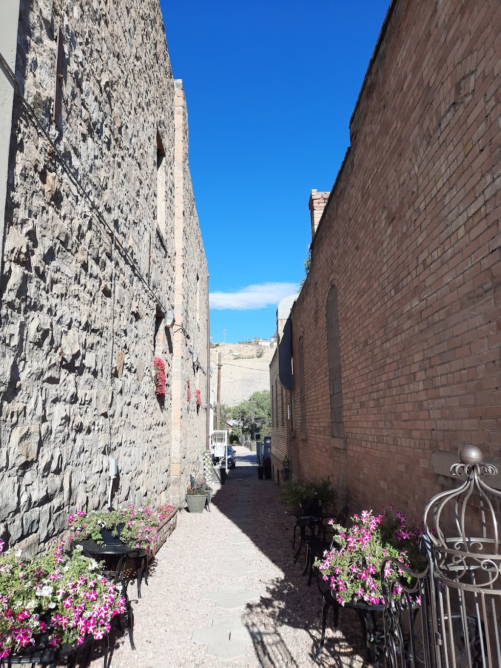 Balance Rock Eatery & Pub | restaurant | 148 S Main St, Helper, UT 84526, USA | 4354720403 OR +1 435-472-0403