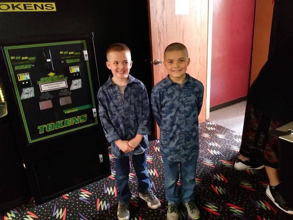 West Acres Bowling Center | night club | 749 N Ridge Rd, Wichita, KS 67212, USA | 3167225211 OR +1 316-722-5211