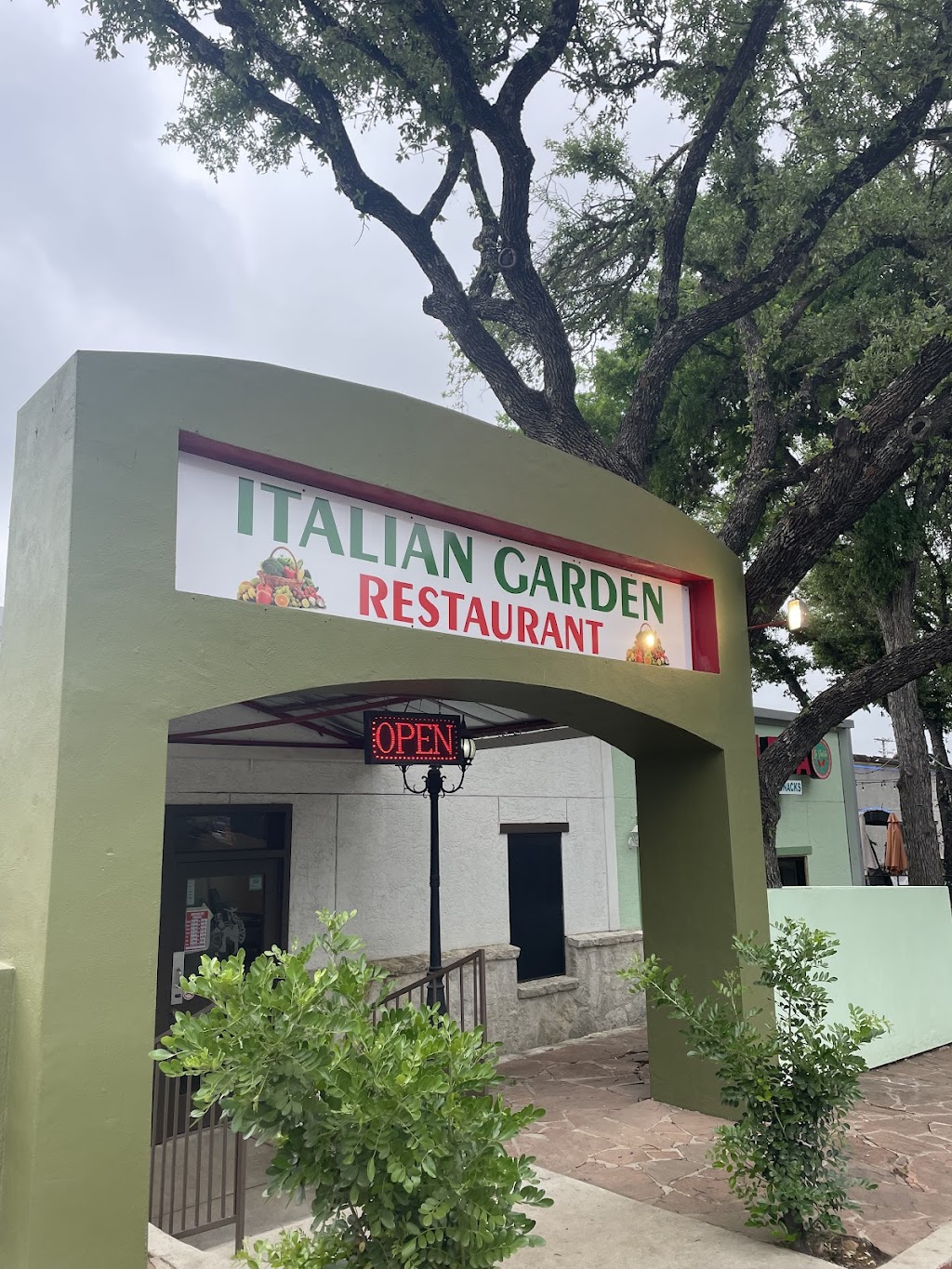 Italian Garden Restaurant | restaurant | 20450 TX-46, Spring Branch, TX 78070, USA | 8304386013 OR +1 830-438-6013