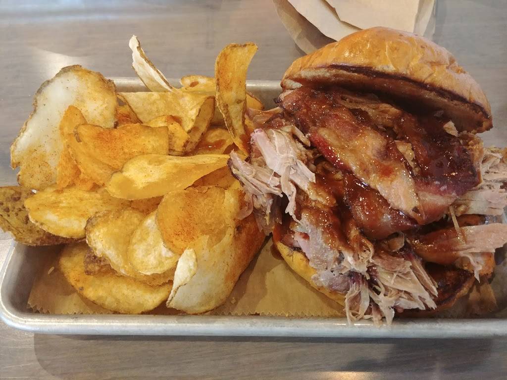 Pigs Eatin’ Ribs | restaurant | 1418 Bridge St, Charlevoix, MI 49720, USA | 2315477447 OR +1 231-547-7447