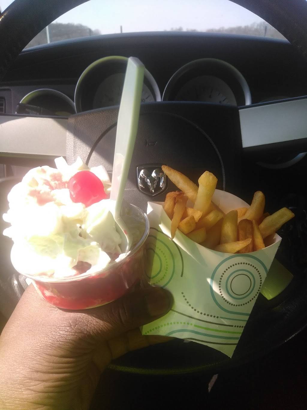 Mr Genes Dog House | restaurant | 3703 Beekman St, Cincinnati, OH 45223, USA | 5135417636 OR +1 513-541-7636