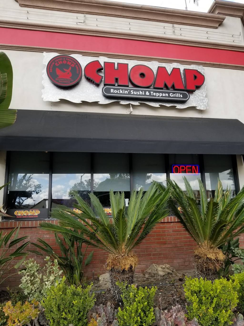 Chomp Rockin | restaurant | 181 E Commonwealth Ave, Fullerton, CA 92832, USA | 7147383511 OR +1 714-738-3511