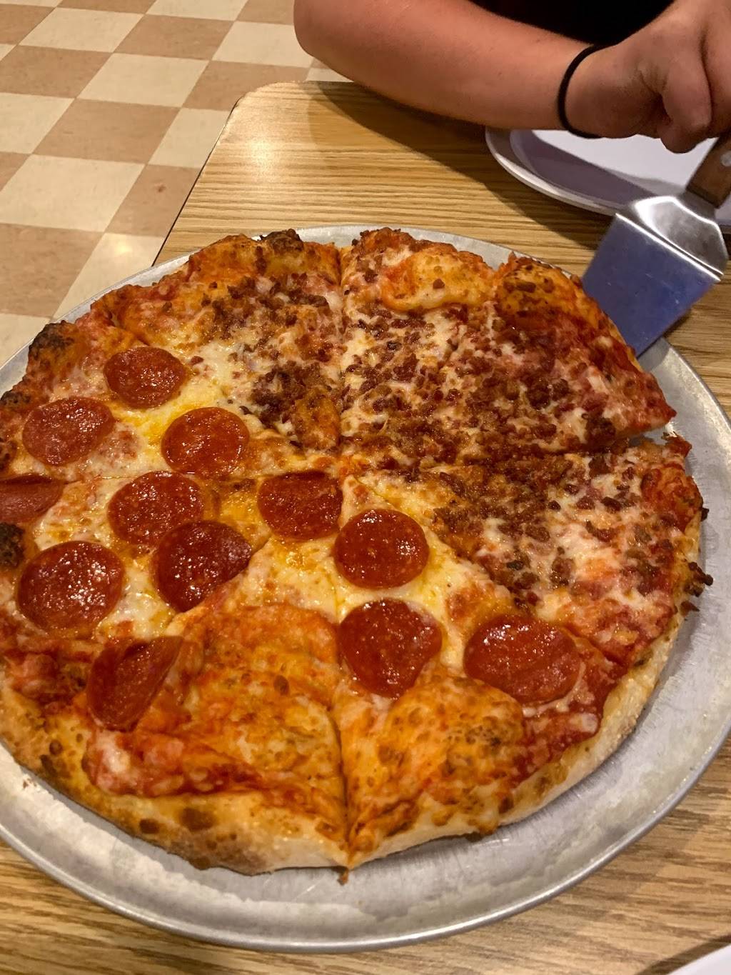 Foxs Pizza Den | restaurant | 2608 Portage St, Wilmore, PA 15962, USA | 8144953030 OR +1 814-495-3030