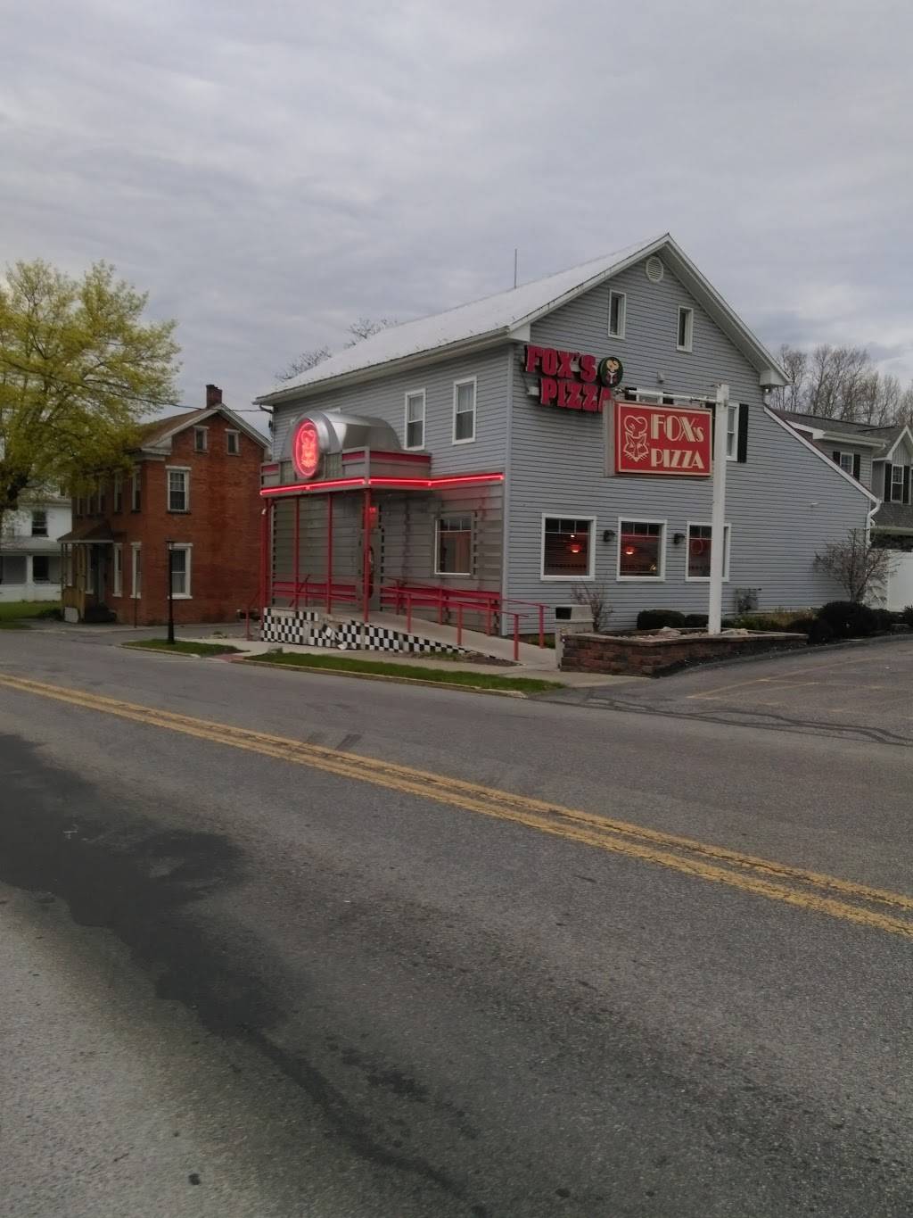 Foxs Pizza Den | restaurant | 128 W Allegheny St, Martinsburg, PA 16662, USA | 8147933366 OR +1 814-793-3366