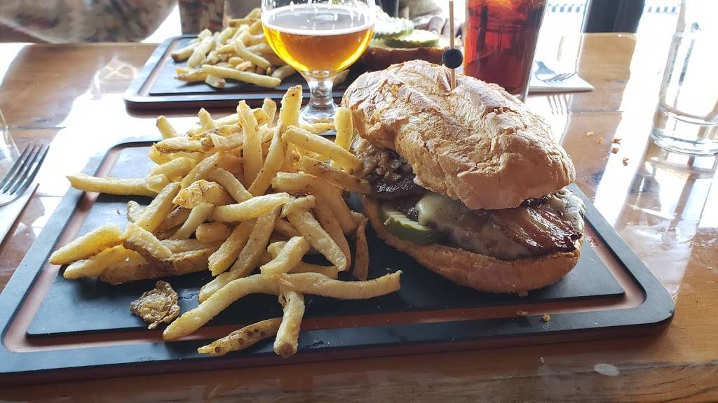 The Burger Social | restaurant | 108 N Hale St, Wheaton, IL 60187, USA | 6304800458 OR +1 630-480-0458