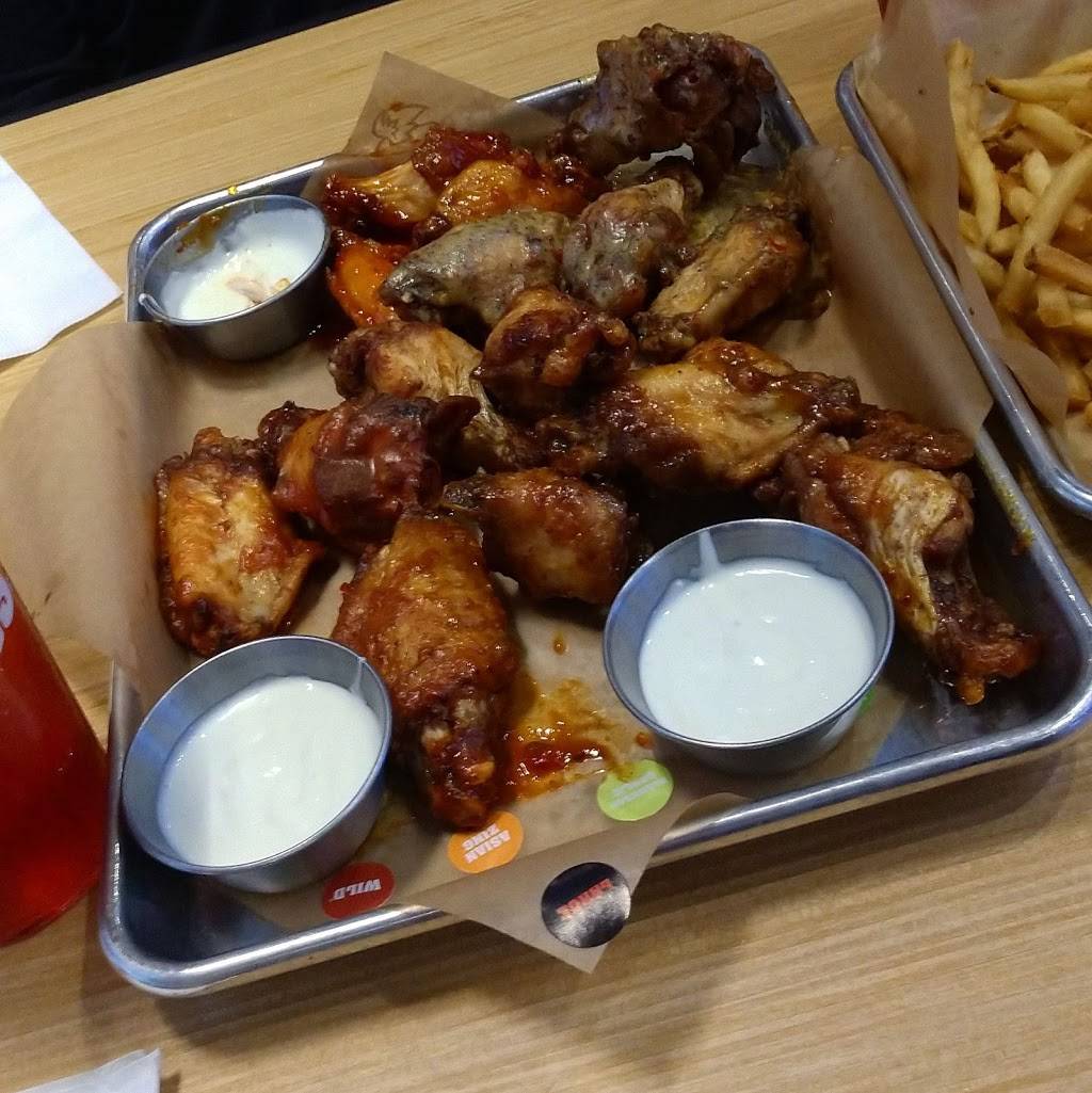Buffalo Wild Wings | meal takeaway | 501 Stanton Christiana Rd, Christiana, DE 19702, USA | 3029999211 OR +1 302-999-9211