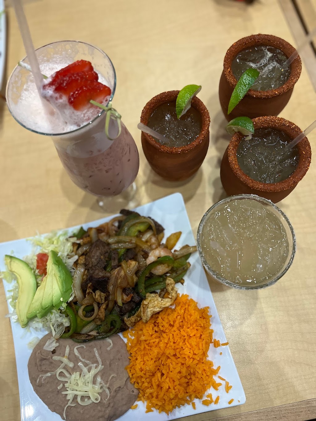 Los 3 Martinez | restaurant | 648 S Weber Rd, Romeoville, IL 60446, USA | 8152305160 OR +1 815-230-5160