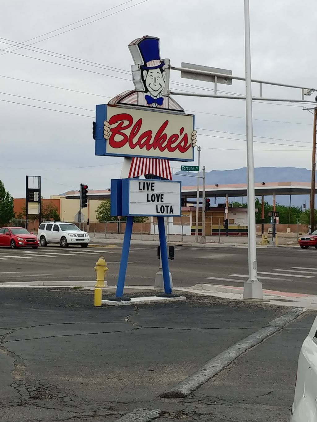 Blakes Lotaburger | restaurant | 641 Coors Blvd NW, Albuquerque, NM 87121, USA | 5058360858 OR +1 505-836-0858