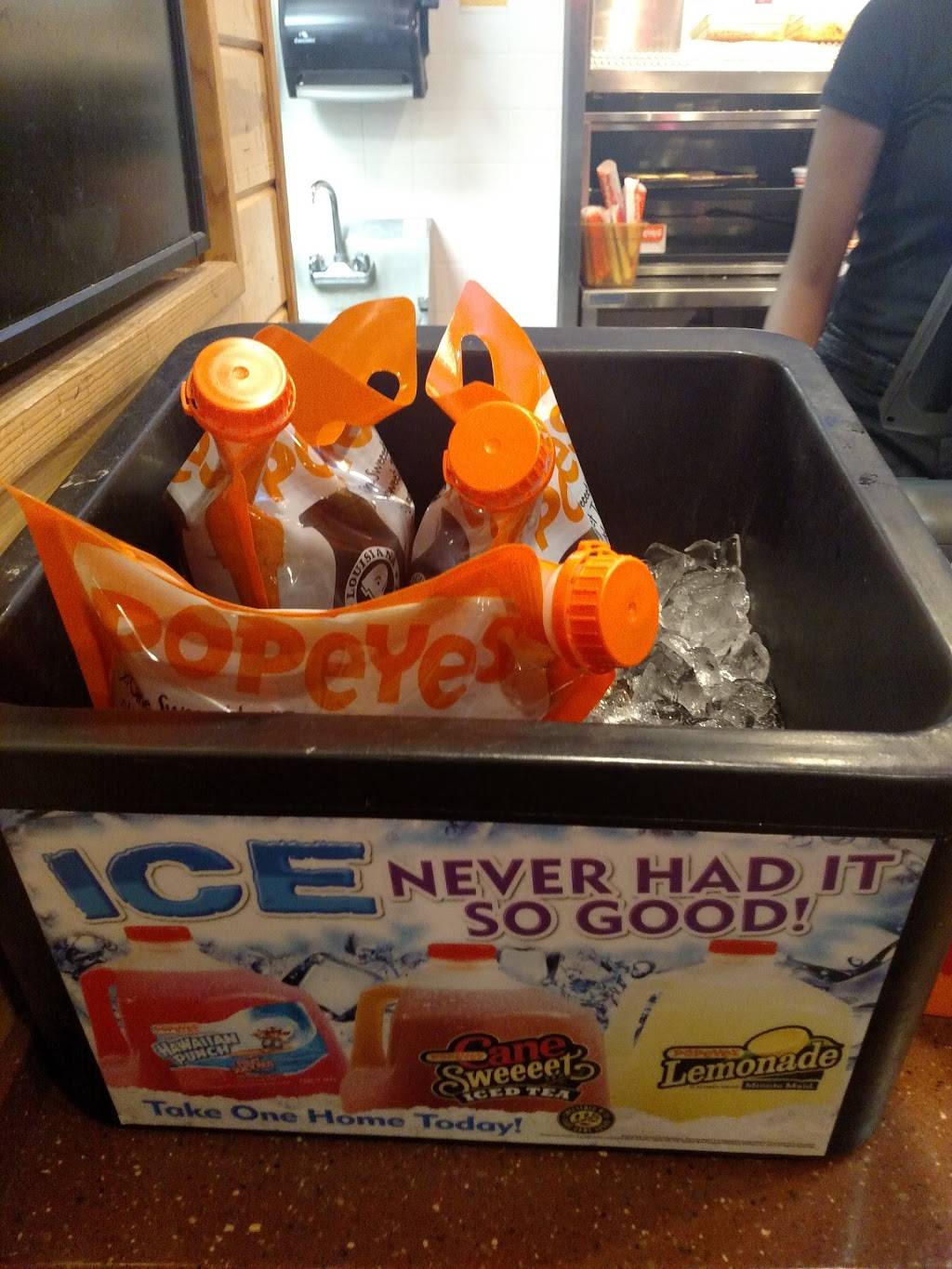 Popeyes Louisiana Kitchen | restaurant | 10 Mill Rd, Irvington, NJ 07111, USA | 8629553325 OR +1 862-955-3325