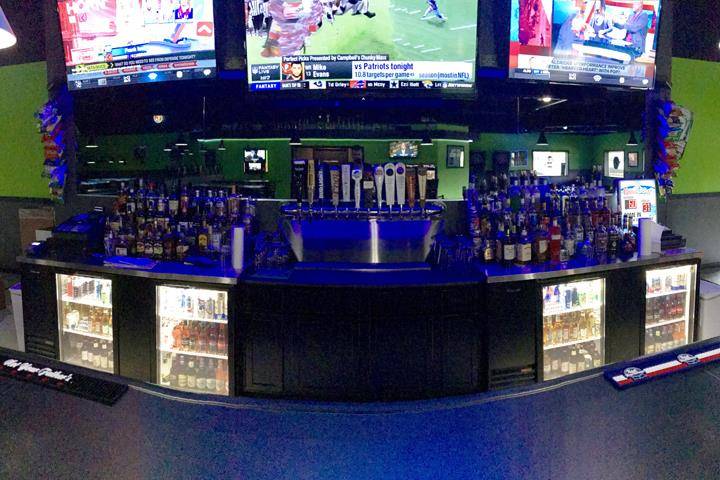 Hot Shots Billiards | restaurant | 700 Riverside Dr, Charles City, IA 50616, USA | 6412282001 OR +1 641-228-2001