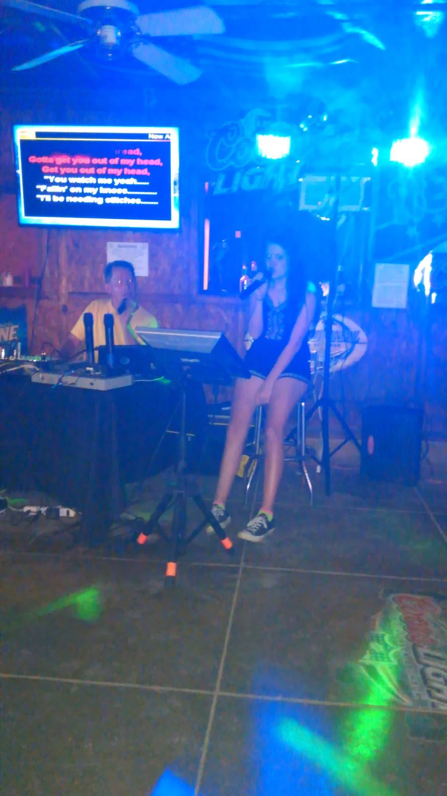 Redneck Grill | restaurant | 207 4th St, Blum, TX 76627, USA | 2548745278 OR +1 254-874-5278