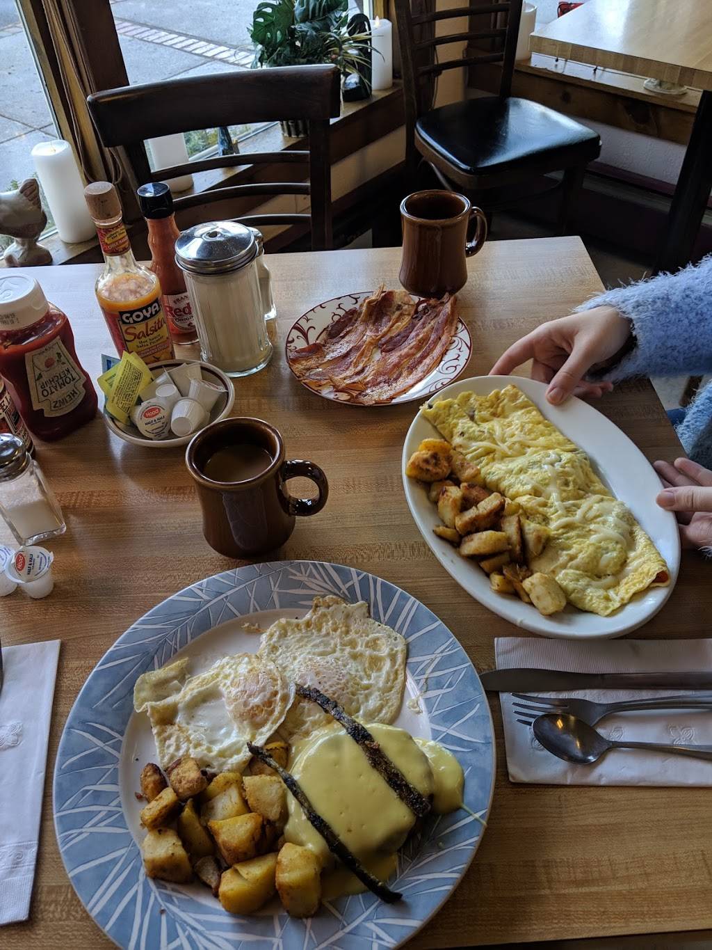 Marikas Breakfast & Lunch | meal takeaway | 199 Cabot St, Beverly, MA 01915, USA | 9789271768 OR +1 978-927-1768