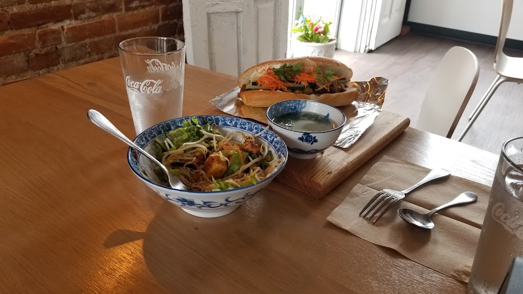 Chi Em Eats | restaurant | 11 E 6th Ave, Emporia, KS 66801, USA | 6202086500 OR +1 620-208-6500