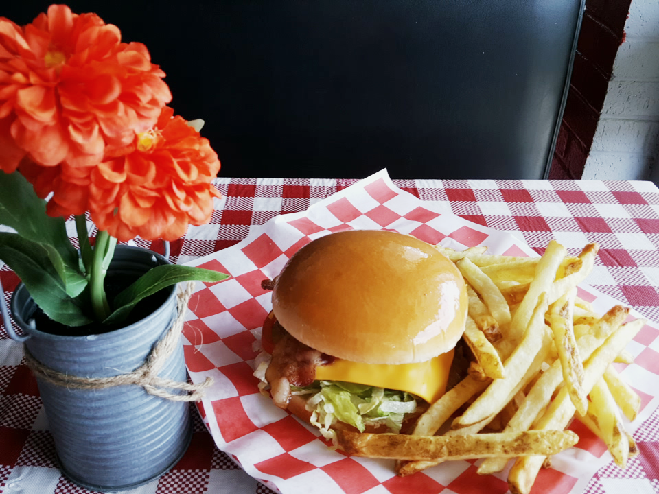 Burger Time Machine | restaurant | 301 W University Dr, Denton, TX 76201, USA | 9403841133 OR +1 940-384-1133