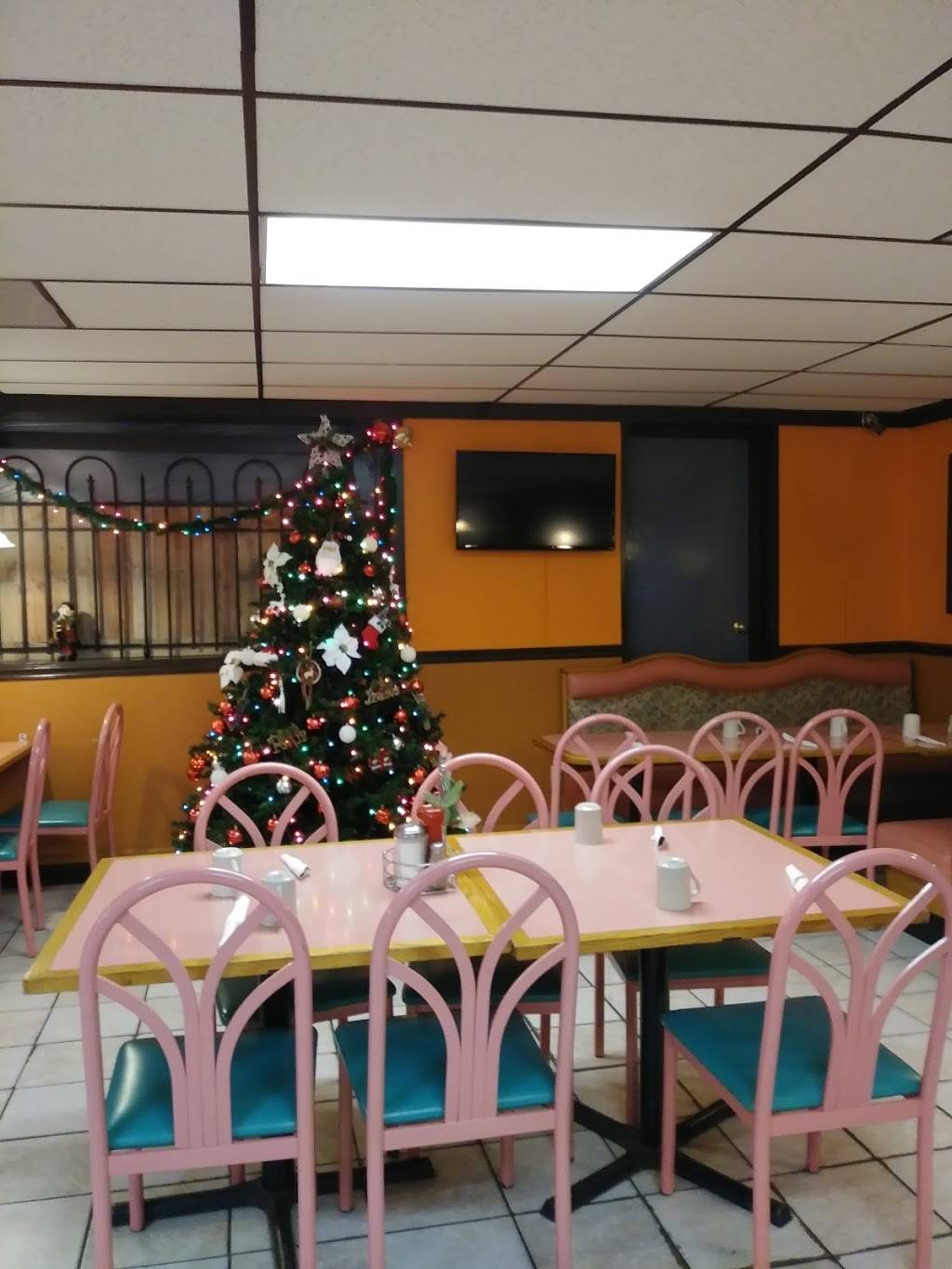 Lupitas Family Restaurant | restaurant | 200 W 5th St, Tilton, IL 61833, USA | 2176552233 OR +1 217-655-2233