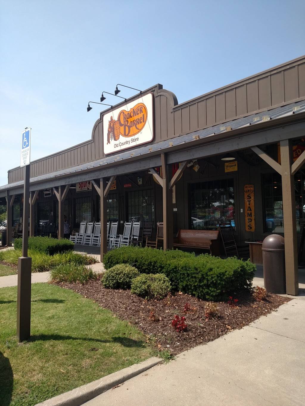 Cracker Barrel Old Country Store | restaurant | 1440 Greenbrier Pkwy, Chesapeake, VA 23320, USA | 7573660525 OR +1 757-366-0525