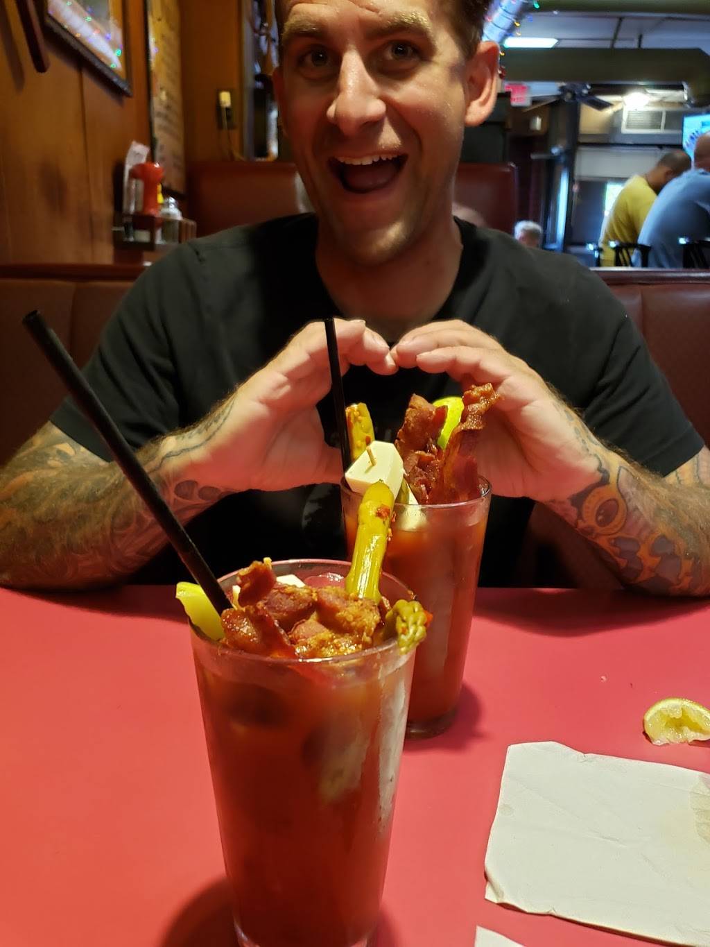 Vivios Food & Spirits | restaurant | 2460 Market St, Detroit, MI 48207, USA | 3133931711 OR +1 313-393-1711